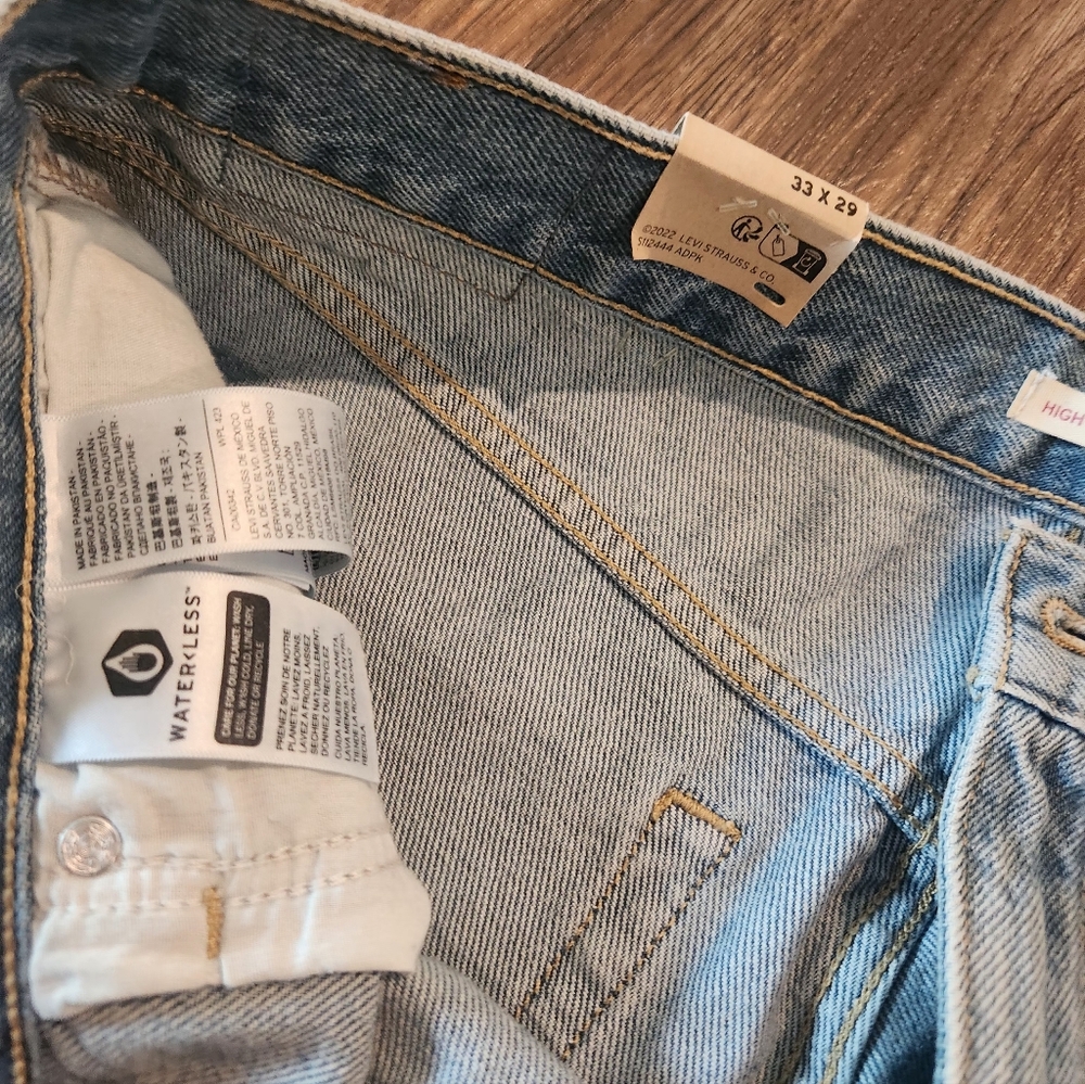 NWT Levis Mom Jeans - Picture 3 of 6